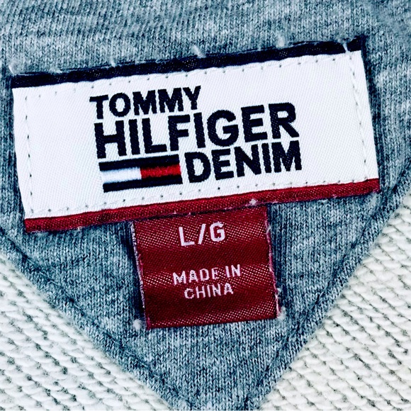 Tommy Hilfiger Denim Women’s Gray Big Graphic Logo Sweater Size Large - Picture 4 of 5